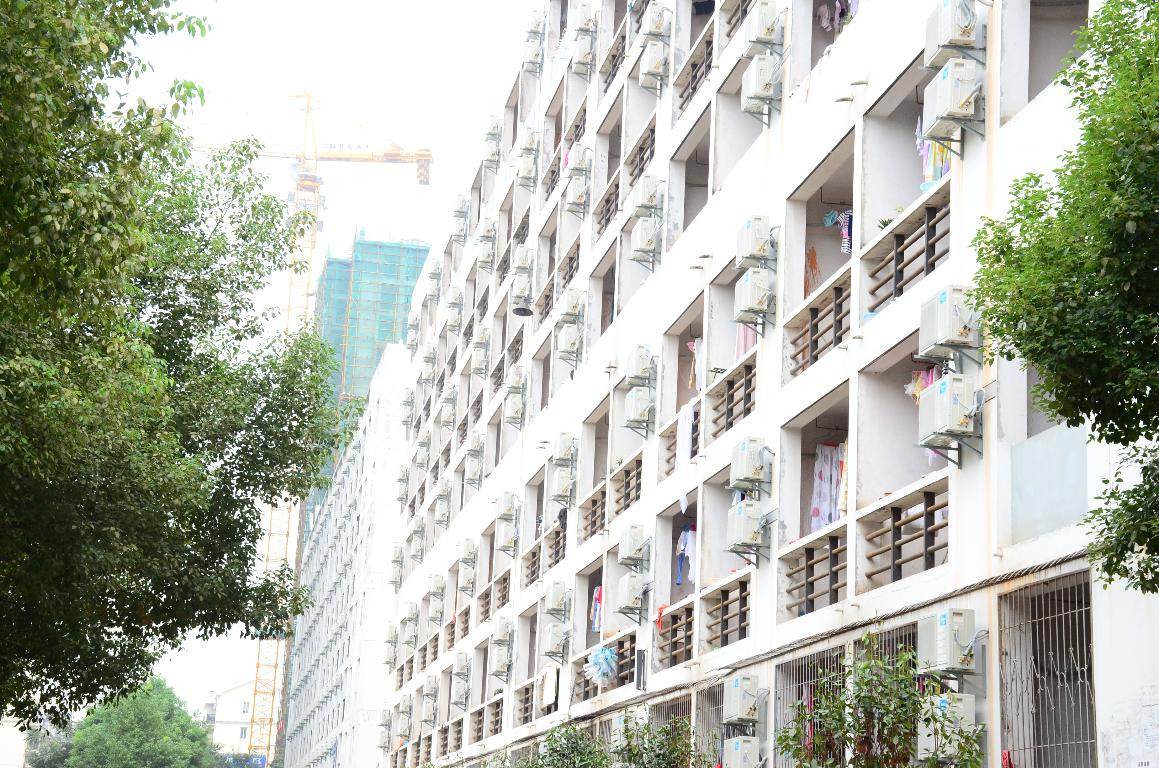图为：装完空调完毕的南区宿舍